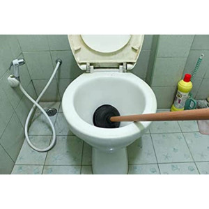TOILET PLUNGER WITH LONG WOODEN HANDLE